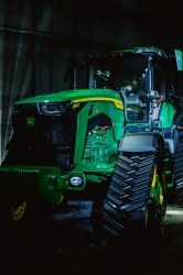 John Deere представила четырехгусеничный трактор 8RX, отвечающий самым современным трендам