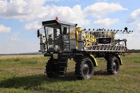 Самоходный опрыскиватель Богомол УЭС-3000